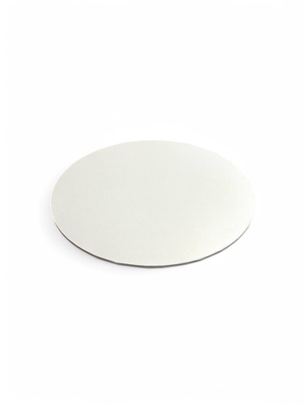 Valkoinen MDF-kakkuvuoka, paksuus 6 mm, halkaisija 40 cm.